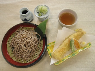 料理長のオススメ。穴子と夏野菜の天ざる。