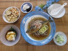 料理長のオススメ。鮎そば御膳。